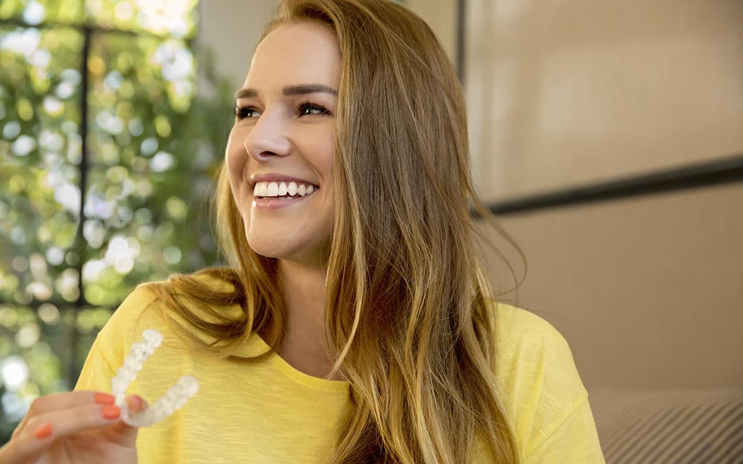Woman holding Vivera retainer